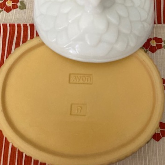1973 Avon Milk Glass Nesting Hen - Picture 6 of 11